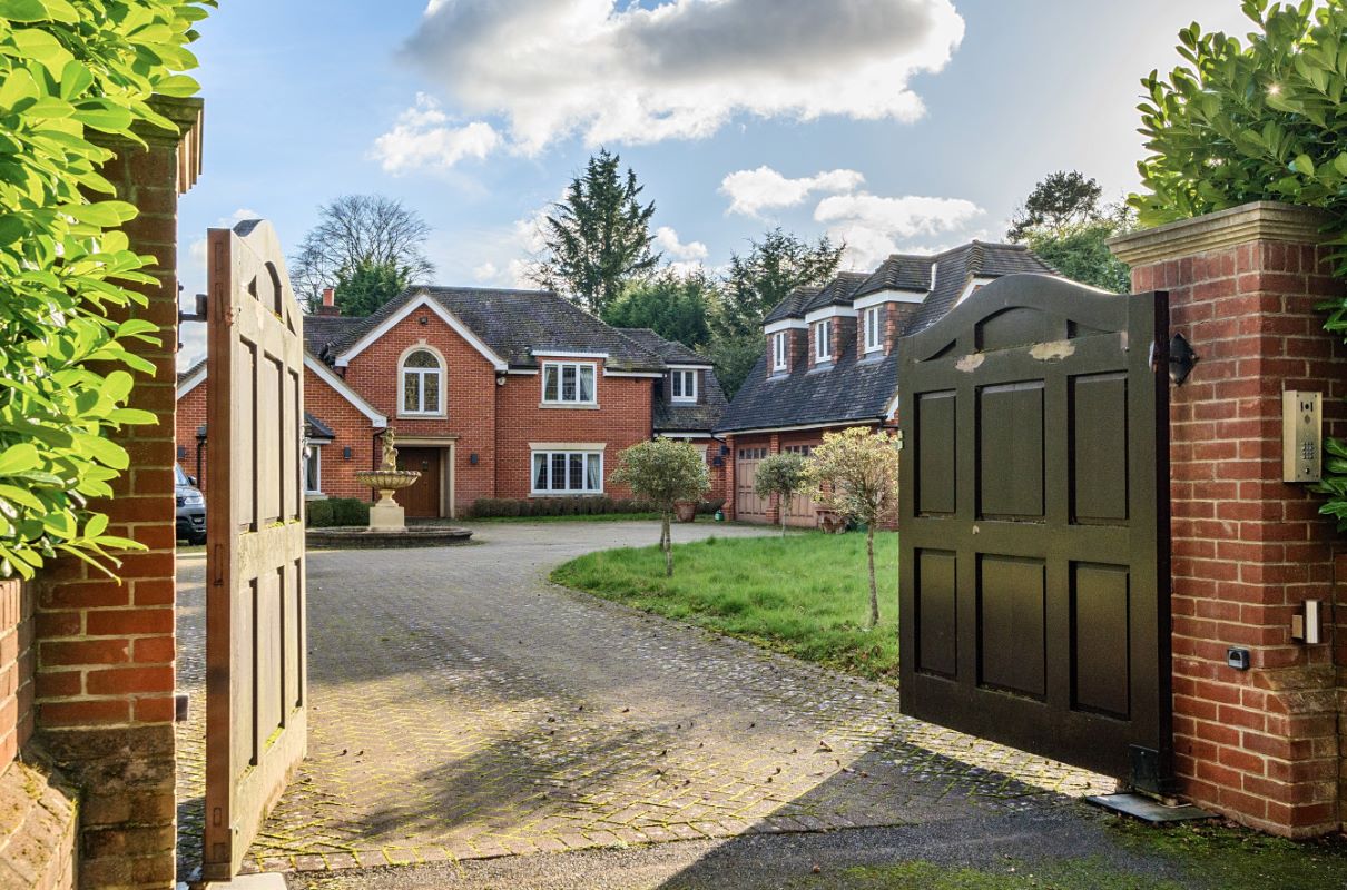 Hadley Grange Landwood Property Auctions